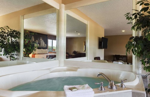 Taylor Hotel | Super 8 by Wyndham Taylor/Detroit Area