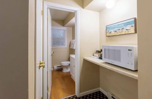 Whitehall Resort | Surfside 2 - 1 Queen bed and 1 queen sofa sleeper