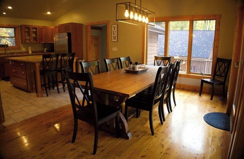 Suttons Bay Cabin | Suttons Bay Therapy-Hot Tub/GameRoom/Fireplace/AC