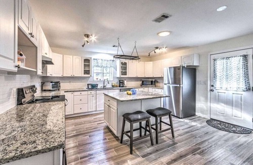 Fort Walton Beach House | Sweet Beach Serenity for Families-8 mins from beach! With Pool!