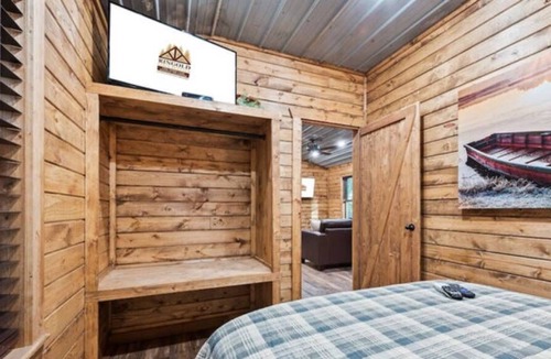 Ringold Cabin | Sweet lil' tiny cabin, kitchenette, fire pit, glamping in style, near lake