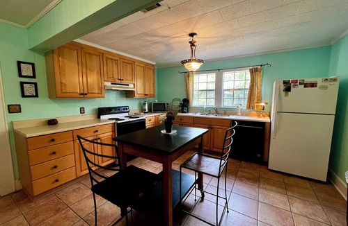 Apalachicola House | The Apalachicola Cottage-Pet Friendly-Historic Neighborhood