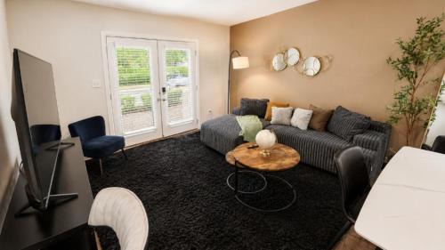 Shannon House | The Atlas Townhome Hoover Luxury 2BR H2