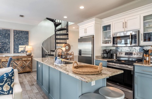 Dauphin Island House | The beach is your backyard in this gulf-front cottage!