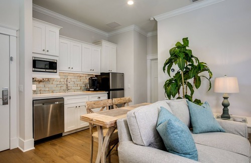 Mount Dora Cottage | The Beauclair * 3 min walk to Downtown Mt. Dora!