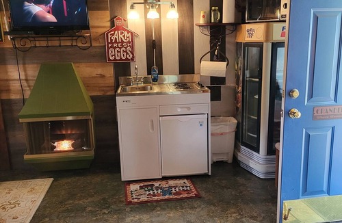 Harrison Cabin | The Better then Tenting Getaway , 1 bedroom Cozy Cabin with Open floor plan.