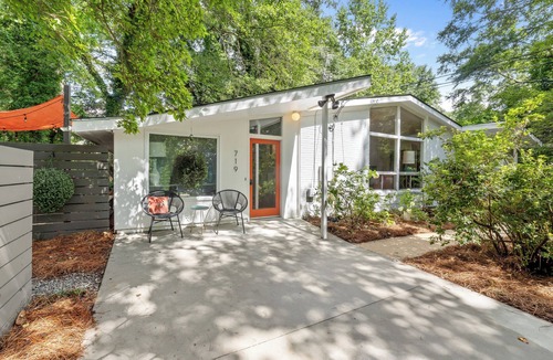 Auburn House | The Big Chill – 4BR 2.5BA, Sleeps 10, Auburn Retreat Near Downtown & Campus
