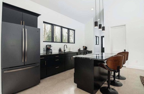 Mayfield House | The Blackpine | 4BR| Hot Tub| <15 mins to Dwntwn