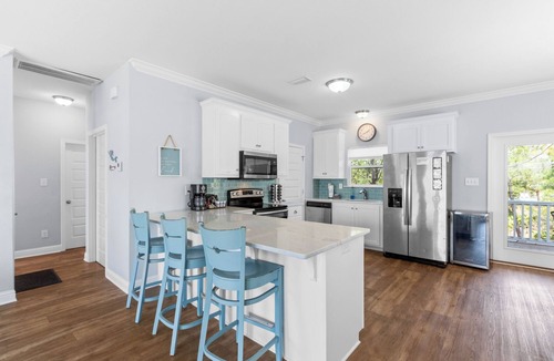 Morgantown House | The Blue Mermaid| Walk to Beach! Dog Friendly | Heated Pool | Fire Pit| 2KingSte