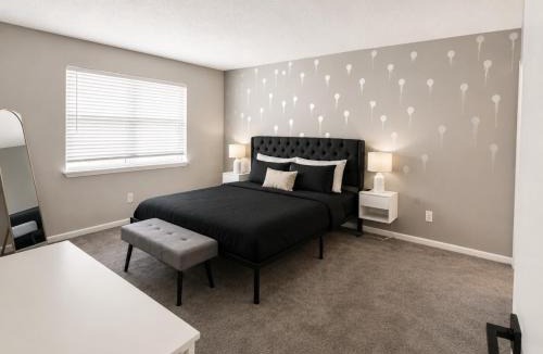 Shannon House | The Briar House Elegant Hoover Escape T1