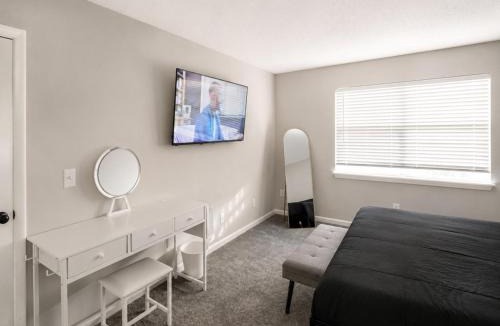 Shannon House | The Briar House Elegant Hoover Escape T1