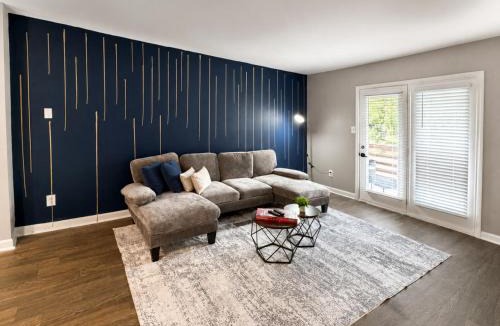 Shannon House | The Briar House Elegant Hoover Escape T1