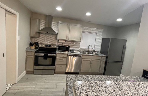 Mobile House | The Chic Getaway: 2BD/1BA Q Beds w/Smart TVs
