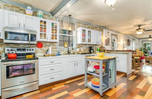 Old East Hill House | The Couples Retreat, Walk Downtown, Beach 15m
