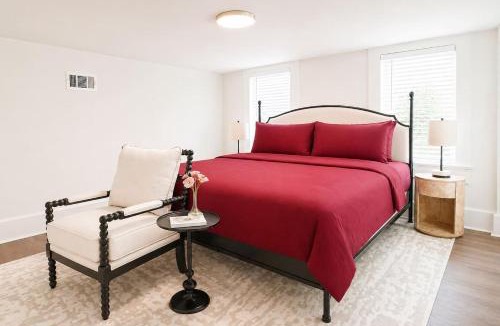 Columbus House | The Courtyard Cottage2BD 1BHPrivate Garden Suite