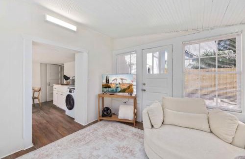 Columbus House | The Courtyard Cottage2BD 1BHPrivate Garden Suite