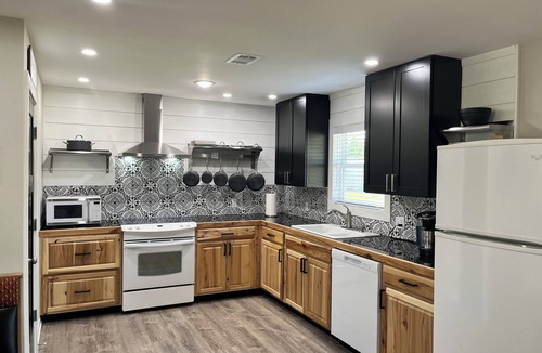 Murfreesboro House | The Diamond Flat is your ideal home base - centrally located and spacious!