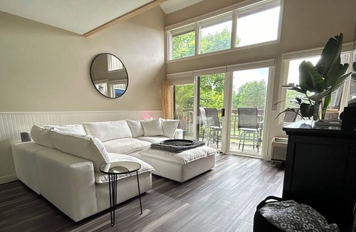 Acme Condo | "The Fairway" by Graced-Stays | Golf Course Condo