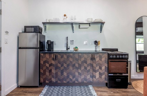 Sanford Apartment | The Florida Room Studio Near HCA Hospital · Full Kitchen · Pet Friendly