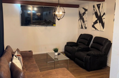 Center House | The Fountain Collective Charming 3-bedroom house with AC, WiFi in Center