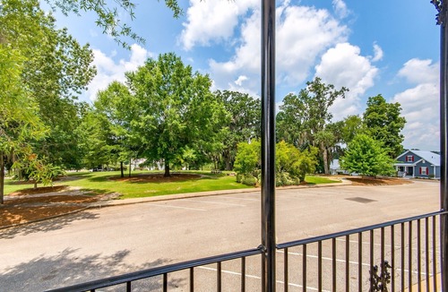 Mount Meigs House | The Guesthouse at The Waters, Walk to Chapel, Pool & Town Square