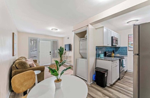South Riverside Apartment | *The Hendricks #2* TV, AC, Wi-Fi