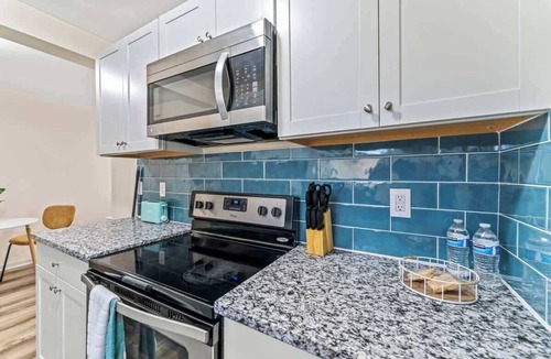 South Riverside Apartment | *The Hendricks #2* TV, AC, Wi-Fi