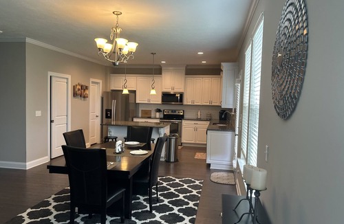 Canterbury Farms House | The Hot Tub Retreat- Spacious Charming Home in Canterbury Farms