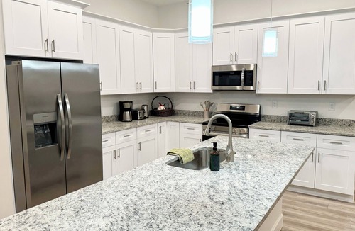 Sanford House | The Hub on Cypress Ave - walk to downtown Sanford