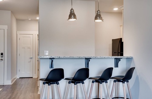 Gracewood Apartment | The James: King Bed - Pool & Gym - Fast WiFi - Ft Gordon - Washer & Dryer