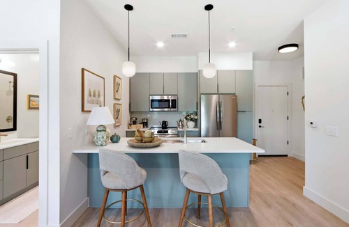 Metropolitan Apartment | The Jardin Azalea Suite | Near Downtown