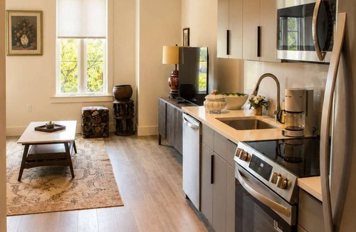 Metropolitan Apartment | The Jardin Heather Suite | Near Downtown