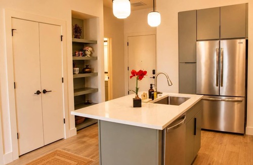Metropolitan Apartment | The Jardin Holly Suite | Near Downtown