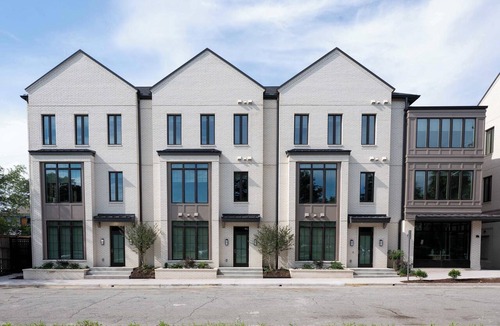 Metropolitan Apartment | The Jardin Holly Suite | Near Downtown
