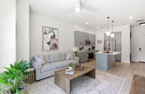 Metropolitan Apartment | The Jardin Jasmine Suite | Near Downtown