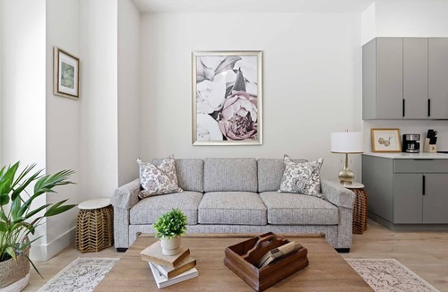 Metropolitan Apartment | The Jardin Jasmine Suite | Near Downtown