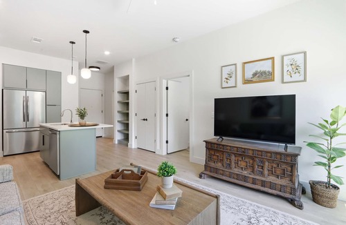 Metropolitan Apartment | The Jardin Jasmine Suite | Near Downtown