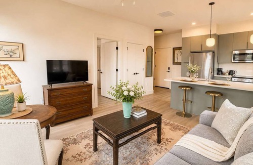 Metropolitan Apartment | The Jardin Marigold Suite | Near Downtown