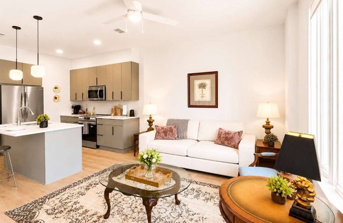 Metropolitan Apartment | The Jardin Sunflower Suite | Near Downtown