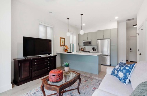 Metropolitan Apartment | The Jardin Tulip Suite | Near Downtown