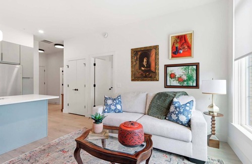 Metropolitan Apartment | The Jardin Tulip Suite | Near Downtown