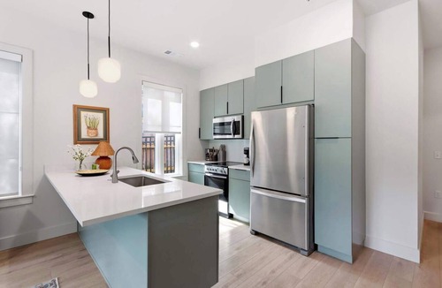 Metropolitan Apartment | The Jardin Tulip Suite | Near Downtown
