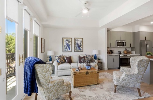 Metropolitan Apartment | The Jardin Wisteria Suite | Near Downtown