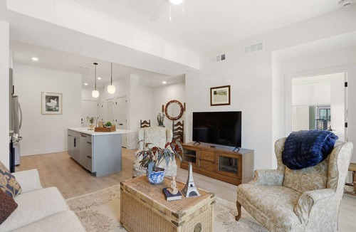 Metropolitan Apartment | The Jardin Wisteria Suite | Near Downtown