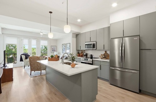 Metropolitan Apartment | The Jardin Wisteria Suite | Near Downtown