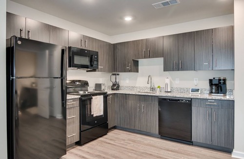 Augusta Apartment | The Jensen: King Bed - Fast WiFi - 55” Smart TV - Washer & Dryer