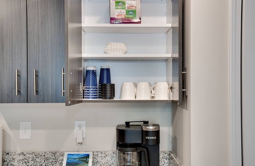 Augusta Apartment | The Jensen: King Bed - Fast WiFi - 55” Smart TV - Washer & Dryer