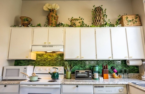 Historic Downtown Savannah Apartment | The Jungle Nook: Themed,Steps to Forsyth,King Bed,Grill,Games,Picnic Basket