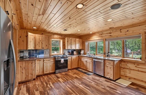 Newaygo Cabin | The Lazy Cast Lodge|Sleeps 12|King Bed|Salt Water Hot Tub