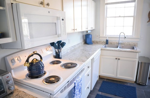 Historic Downtown Savannah House | The Maiden Voyage: Themed,Steps to Forsyth,King Bed,Grill,Games,Picnic Basket